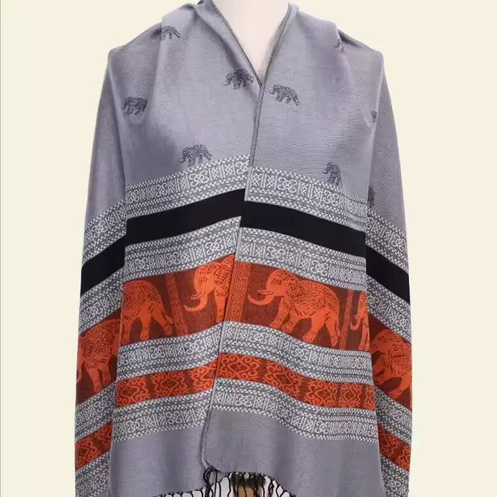Foulard thaïlandais gris à motifs éléphants orange et bandes ethniques blanches, élégant et traditionnel.