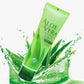 Tube de gel après-soleil à l'aloe vera 100% naturel, avec des feuilles d'aloe vera et des éclaboussures d'eau.