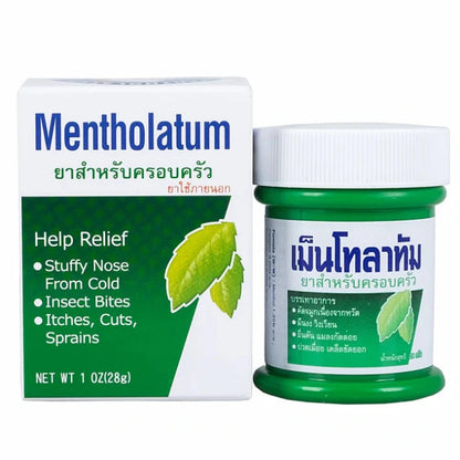 Produit Mentholatum, pommade topique en boîte verte, soulage nez bouché, piqûres d'insectes, démangeaisons, coupures, entorses. Textes en anglais et thaï.