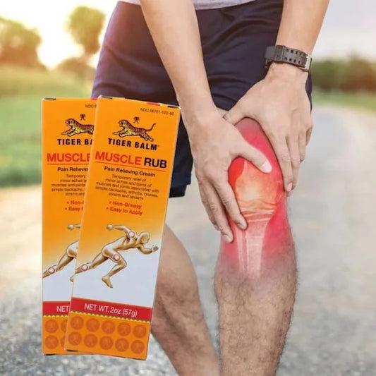 Crème Tiger Balm Muscle Rub pour le soulagement de la douleur musculaire, avec un homme se tenant le genou.