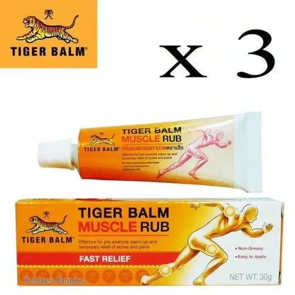 Confezione di Tiger Balm Muscle Rub. Tubetto e scatola arancioni e gialli, etichettati "TIGER BALM MUSCLE RUB". Confezione da 3.