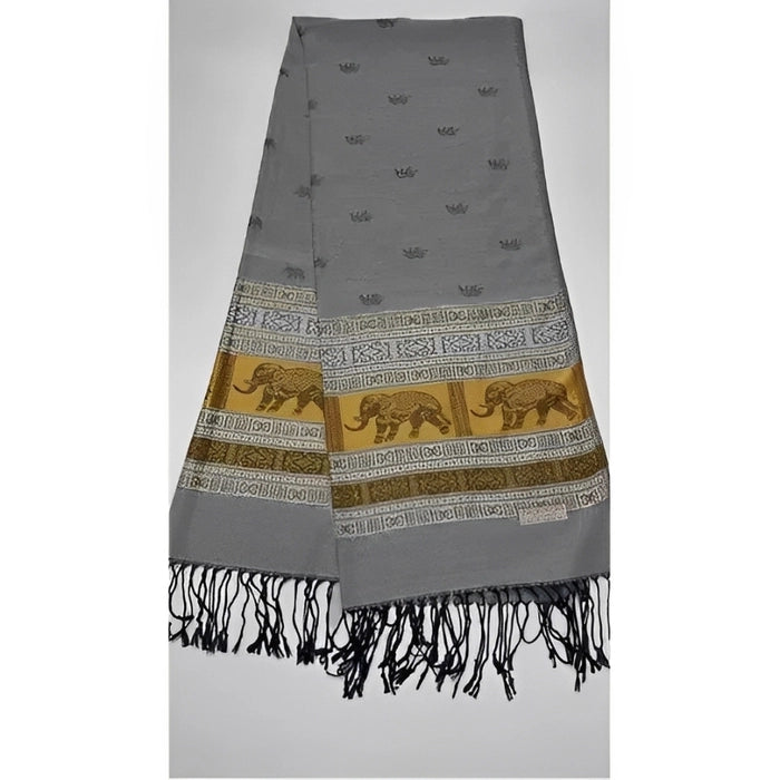Écharpe grise avec motifs d'éléphants dorés et franges noires, design élégant et traditionnel.