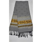 Écharpe grise avec motifs d'éléphants dorés et franges noires, design élégant et traditionnel.