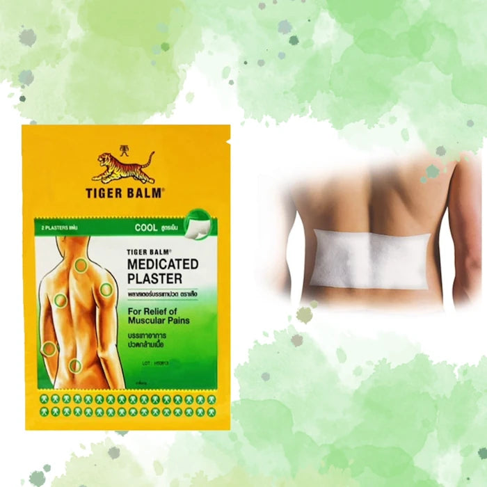 Pansement médicamenteux Tiger Balm Cool pour le soulagement des douleurs musculaires, appliqué sur un dos.