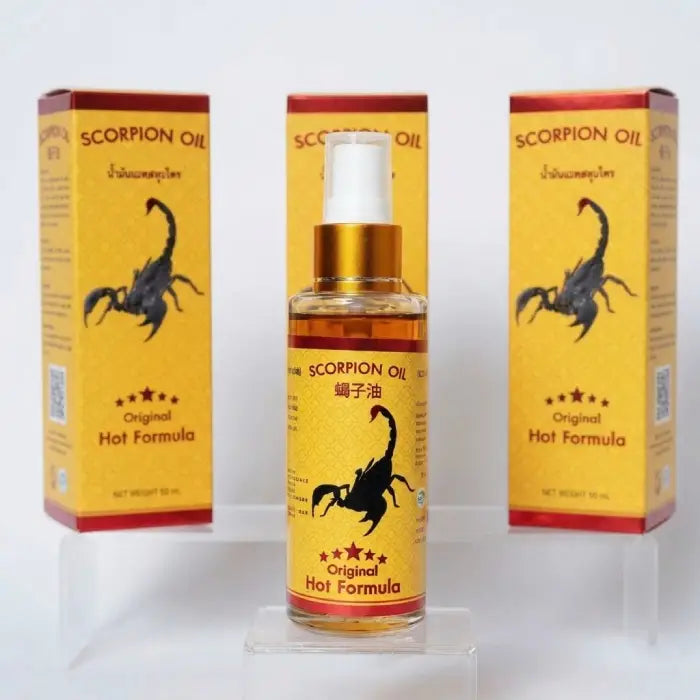 Flacon de Scorpion Oil devant trois boîtes assorties. Huile chauffante conçue pour apaiser vite douleurs musculaires, raideurs et tensions. Packaging jaune et rouge avec scorpion noir, évoquant une action puissante et ciblée.