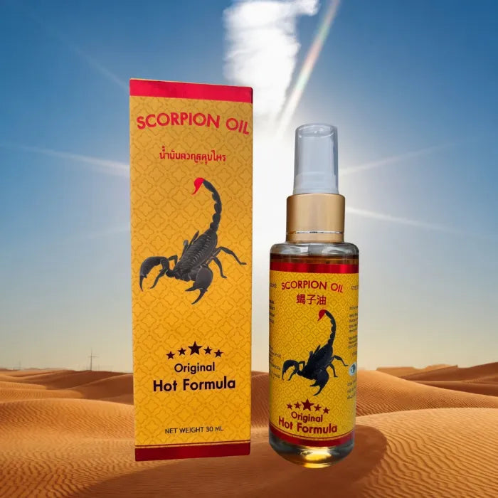 Boîte et flacon de Scorpion Oil posés dans un décor désertique. Huile chauffante conçue pour soulager instantanément douleurs musculaires, raideurs et tensions. Packaging jaune et rouge avec scorpion noir, évoquant un effet puissant et ciblé.