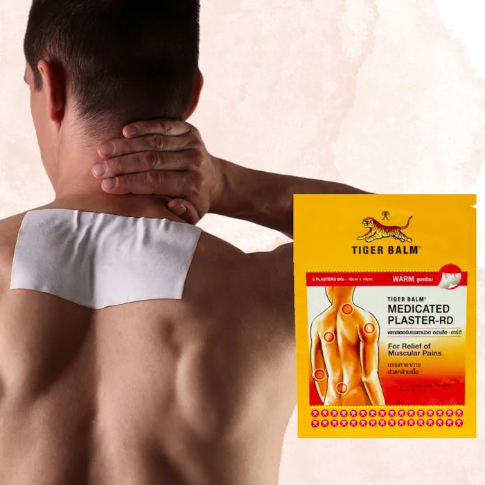 Plâtre médicamenteux Tiger Balm Warm pour le soulagement des douleurs musculaires, appliqué sur un dos.