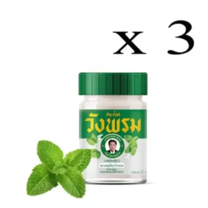 Pot de baume blanc Wangprom Herb avec couvercle vert, étiquette verte en thaï et anglais avec des feuilles de menthe, et feuilles de menthe en premier plant, mention x3