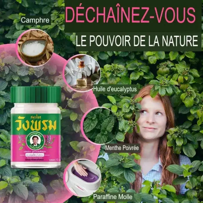 Publicité pour un baume à base de plantes. Contenant avec le texte thaï, ingrédients : camphre, huile d'eucalyptus, menthe poivrée, paraffine douce. Fond de feuilles vertes.