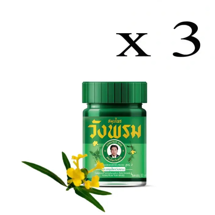Pot vert de baume à base de plantes Wangprom avec une étiquette en thaï et en anglais. L'étiquette montre une illustration de visage et mentionne une fleur jaune, représentant probablement un ingrédient, lot de 3