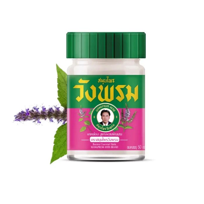 Pot de baume essentiel au bornéol Wangprom Herb, couvercle vert, étiquette verte et rose avec texte en thaï et illustrations de plantes. Contenance : 50g.