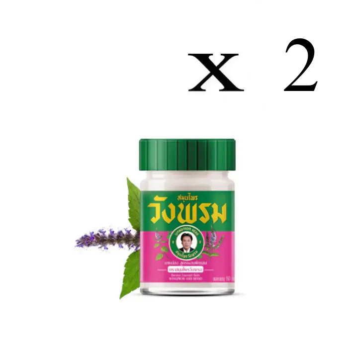 Pot de baume essentiel au bornéol Wangprom Herb, couvercle vert, étiquette verte et rose avec texte en thaï et illustrations de plantes. Contenance : 50g.  Lot de 2.