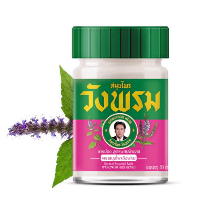 Pot de baume essentiel au bornéol Wangprom Herb, couvercle vert, étiquette verte et rose avec texte en thaï et illustrations de plantes. Contenance : 50g.
